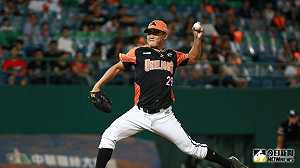 改披龍袍　王玉譜意外被選中