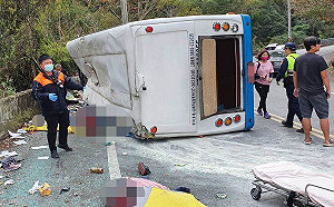 奧萬大遊覽車翻覆致1死20傷！公路總局：駕駛資格皆符規定