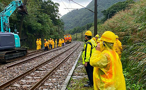 豪雨釀災！台鐵瑞芳-猴硐單線慢行 上萬人通勤遭影響