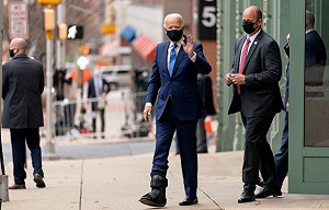 拜登穿「防護靴」現身記者會！親帶下任美國財政團隊亮相