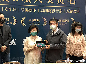 《孤味》電影票房破億  黃偉哲偕陳淑芳發蝦捲送影迷