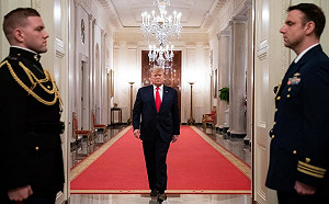 遭13平台封殺帳號 陸媒譏 : 川普手機儼然成一塊磚