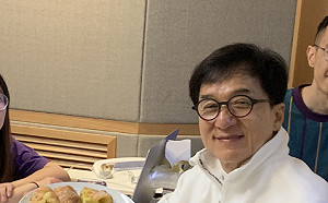 大哥降格？成龍出席簡陋商演觀眾隨意獻花 網驚：那不是他吧？