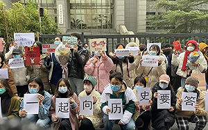 中國#Metoo里程碑 央視朱軍性騷擾案開庭 民眾場外聲援被害人