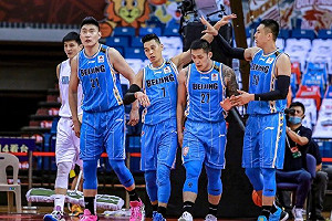 林書豪不在　北京新主帥怒摔戰術板