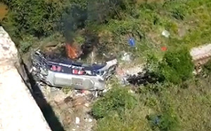 (影)巴西遊覽車衝出高架橋釀禍 14死26傷