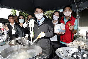 市民遇野生市長走跳大溪北市集，黃偉哲：買鹽水意麵送柯P