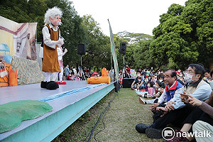總爺野餐音樂會熱鬧登場　黃偉哲坐草地上陪大小朋友追劇