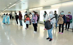 移工宿舍染疫危機 自主健康管理卻擠通舖共用衛浴