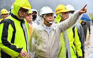 (影)台鐵瑞芳至猴硐站大規模坍方 蘇揆今天上午低調前往視察