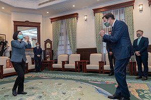 澳洲代表贈葡萄酒 蔡英文：最近特別受歡迎