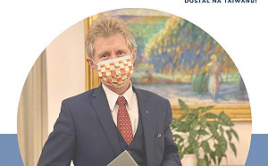 戴台捷國旗口罩捧Acer筆電  捷克參議長韋德齊再現友台之舉