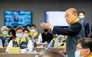 (影)蘇貞昌視察疫情指揮中心 籲勿鬆懈讓台灣堅守下去
