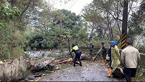 大雨不斷  中橫落石坍方雙向中斷 所幸早班車隊已通過