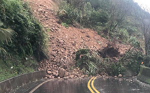 大雨不斷新北又崩山！雙溪台102線落石阻通行