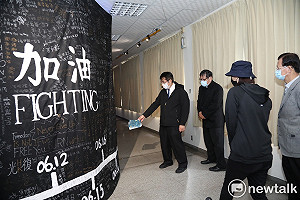 「挺香港」期盼「海闊天空」  黃偉哲赴「反送中」意象展場表達關心