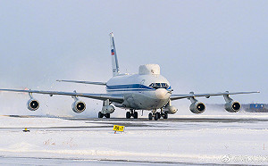 飛機已開始滑行 美國2名乘客竟突開門下飛機