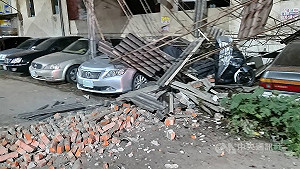 地牛翻身 竹市廢棄大樓鋼筋磚塊掉落多車遭殃