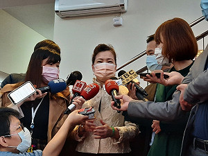 顧立雄夫妻車禍快閃？  王美花駁斥出面說明過程