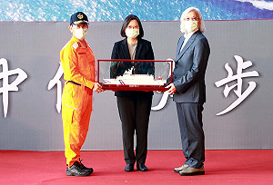 陪同蔡總統出席艦艇交船、命名下水典禮 陳其邁道3個感謝