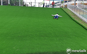 實在太美！嘉義市第一座滑草場啟用前民眾「以身試滑」