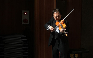 世堅「琴」愛心無價  王世堅、周永鴻接力上演「溫馨接送琴」