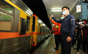 瑞芳－猴硐段通車！林佳龍迎首班車 提醒包好包暖