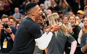 威少休兵場邊畫戰術　巫師主帥吐槽