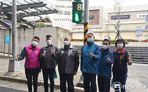 跟著企鵝過馬路！Xpark周邊小綠人變身超萌「企鵝號誌燈」