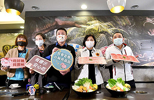 侯友宜、張麗善同吃火鍋推廣台灣豬  業者戲稱怕被查水表