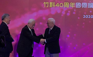 竹科40週年 張忠謀曹興誠同台握手破冰