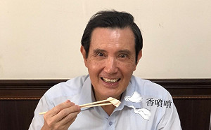 馬英九PO美食照遭網友歪樓注意「眼皮」動刀成果  醫師:「割太多了」