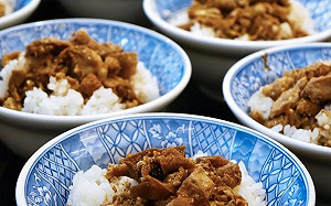 他買滷肉飯加10元飯！打開卻超無言