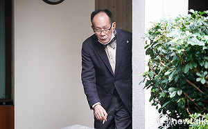 獨家直擊》陳超明現身立院院區和友人交談抽菸 見媒體拍攝流露驚訝眼神