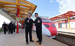 試乘南迴鐵路首班普悠瑪！林佳龍滿意：全台一日鐵道生活圈