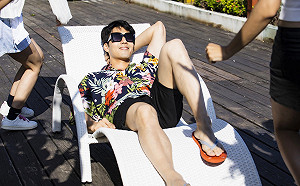 (影)胡宇威遭二十位辣妹簇擁熱吻 「淡定」夾腿：以為五馬分屍