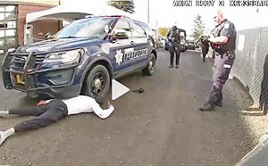 （影）驚險瞬間！「放下你的刀」! 男嫌不聽勸持刀衝向警察 遭開槍擊倒