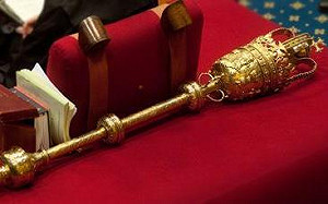 (影) 拿了「女王權杖」就要跑 英議員大鬧國會慘遭停職