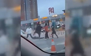 (影)年輕人沒有武德？高速公路開戰｢白衣小伙｣3拳打趴2人 交警嚇傻