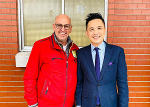 (影) 美聲歌手馬丁賀肯斯今晚將在台南開唱 陳以信合照幫宣傳