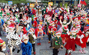 跨世代傳情！嘉義市大同國小幼兒園眷村聖誕報佳音