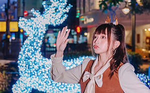 反骨男孩語謙可愛爆棚！戴著鹿角拍遍耶誕景點