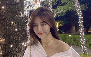 「最美空姐」浴巾裹體！Rita美腿香肩大放送