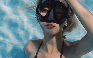 奎丁挑戰潛水！水中露腰唯美照被讚爆