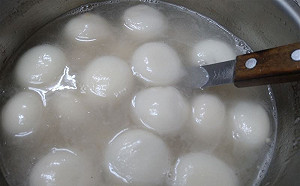 每種湯圓都買！他吃「2顆」秒後悔