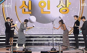 苦中作樂！韓頒獎典禮帶「人臉口罩」、「長桿頒獎」保社交距離