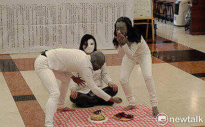 民團反萊豬行動劇  諷綠冷血迫民眾吃毒