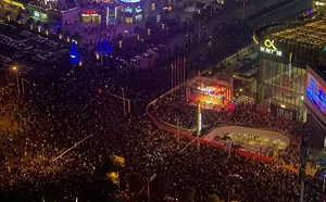 萬人搶看張韶涵癱瘓交通 歌還沒唱完就被強行請下台