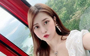 辣模Yumi.K清涼秀身材！大露事業線性感吃冰淇淋