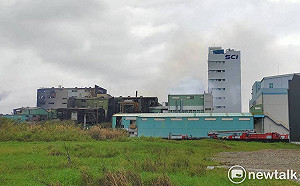 旭富廠房再傳爆炸聲及黑煙  廠內狀況未明消防人員先撤出